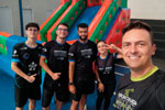 Acad&ecirc;micos de Educa&ccedil;&atilde;o F&iacute;sica e o professor Alex, participam de atividades no Col&eacute;gio da Pol&iacute;cia Militar
