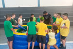 Acad&ecirc;micos de Educa&ccedil;&atilde;o F&iacute;sica e o professor Alex, participam de atividades no Col&eacute;gio da Pol&iacute;cia Militar